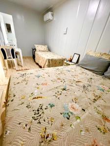 um quarto com uma cama grande com flores em Container Suítes Recanto Monte Trigo em São Francisco do Sul