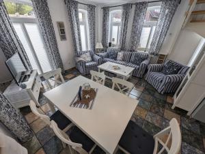ein Wohnzimmer mit einem Tisch und Stühlen in der Unterkunft Dat Fischerhus - Horumersiel in Wangerland
