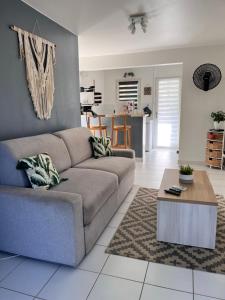 אזור ישיבה ב-Superbe studio de standing à 800m de la mer des Caraïbes le hameau de beauregard sainte anne