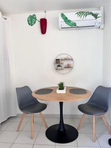 אזור ישיבה ב-Superbe studio de standing à 800m de la mer des Caraïbes le hameau de beauregard sainte anne