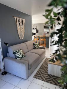 אזור ישיבה ב-Superbe studio de standing à 800m de la mer des Caraïbes le hameau de beauregard sainte anne