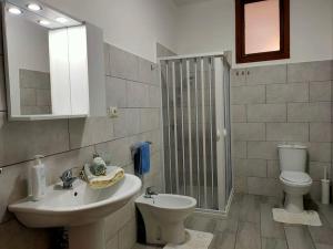 een badkamer met een wastafel, een toilet en een douche bij Casa a Matrice a Barrafranca in Barrafranca