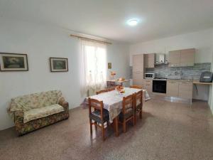 een woonkamer met een tafel en een bank bij Casa a Matrice a Barrafranca in Barrafranca