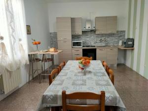 een keuken met een tafel met een kom sinaasappels erop bij Casa a Matrice a Barrafranca in Barrafranca