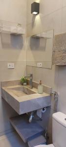 bagno con lavandino e servizi igienici di Casarosegolds a Uberlândia