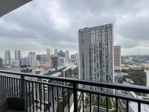 een balkon met uitzicht op de stad bij 3 BR Masterpiece! Resort style Luxury! Prime Locale! in Miami