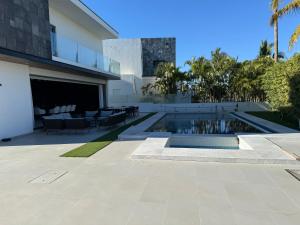 a swimming pool in the backyard of a house at Casa en el CID DE MAZATLÁN, SINALOA in Mazatlán