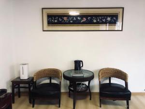 丽江Jayden NAXI Healing Lodge臣安纳西疗愈小院 - Namaste的一张桌子、两把椅子和咖啡壶