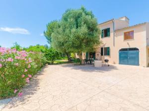 une grande cour avec une maison et un arbre dans l'établissement Hort De Can Bou - Villa With Private Pool In Porreres Free Wifi, à Porreres