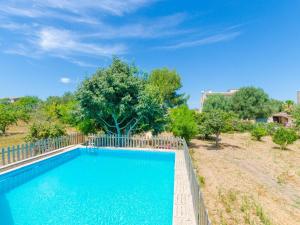 une piscine avec une clôture et un arbre dans l'établissement Hort De Can Bou - Villa With Private Pool In Porreres Free Wifi, à Porreres