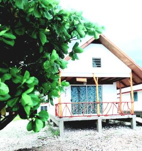 ein kleines Haus mit Balkon davor in der Unterkunft Vaimoe Lodge in Tiputa