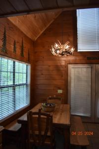 2 Miles to Parkway, Hot Tub, Pool Table, Air Hockey, Fire Pit! في بيدجن فورج: غرفة طعام مع طاولة وكراسي وثريا