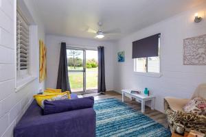 ein Wohnzimmer mit einem blauen Sofa und einem Fenster in der Unterkunft Puppies&Pancakes at Innes Park Opp Park&Beach Dogs welcome inside in Pemberton