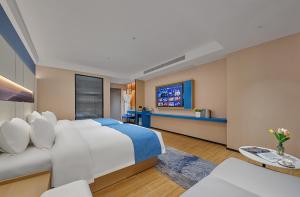 TV a/nebo společenská místnost v ubytování 珠海海之珠丨Global Romantic Pearl酒店-拱北口岸珠海站店