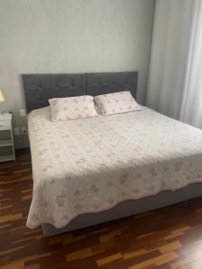 a bed with two pillows on it in a bedroom at Apartamento até 8 pessoas Araxá Ótima localização in Araxá