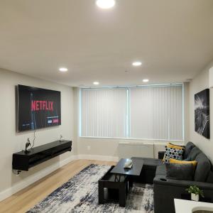 TV a/nebo společenská místnost v ubytování Cozy King Suite in the heart of Towson