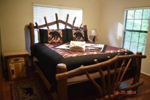 2 Miles to Parkway, Hot Tub, Pool Table, Air Hockey, Fire Pit! في بيدجن فورج: غرفة نوم بسرير كبير مع اطار خشبي