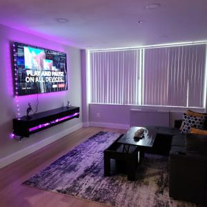 TV a/nebo společenská místnost v ubytování Cozy King Suite in the heart of Towson