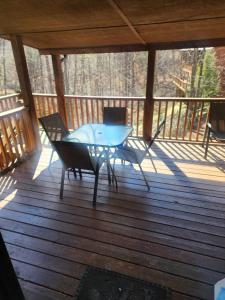 2 Miles to Parkway, Hot Tub, Pool Table, Air Hockey, Fire Pit! في بيدجن فورج: فناء مع طاولة وكراسي على السطح +17 صورة