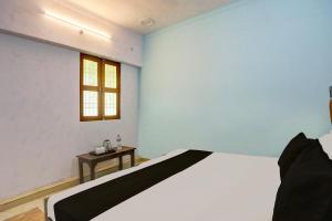 Tempat tidur dalam kamar di OYO Shivam guest house and resort