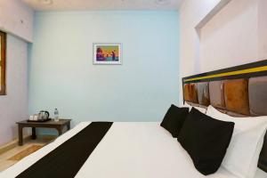 En eller flere senge i et værelse på OYO Shivam guest house and resort