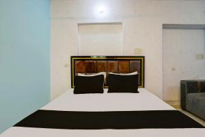 Cama ou camas em um quarto em OYO Shivam guest house and resort