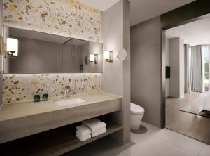 y baño con lavabo y espejo. en The Westin Resort Guam, en Tumon