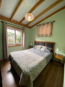 um quarto com uma cama e um lustre em Casa veraneo Consistorial El Tabo Chile em El Tabo
