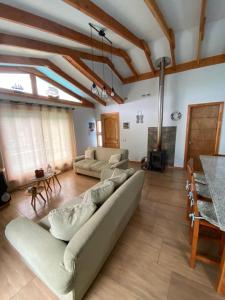 ein Wohnzimmer mit einem Sofa und einem Kamin in der Unterkunft Casa veraneo Consistorial El Tabo Chile in El Tabo