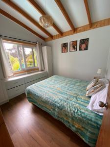 um quarto com uma cama e uma janela em Casa veraneo Consistorial El Tabo Chile em El Tabo