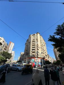 ein hohes Gebäude an einer belebten Stadtstraße mit Menschen in der Unterkunft Charming Downtown Apartment in Alexandria