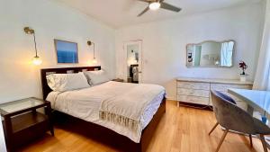 - une chambre avec un lit, une table et un miroir dans l'établissement Echo Park Hills, à Los Angeles