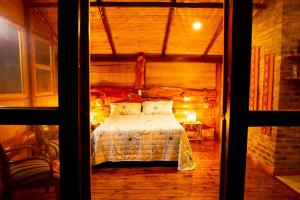 Postel nebo postele na pokoji v ubytování BAUMHAUS Cabañas rusticas con jacuzzi privado