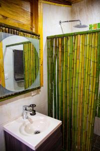 Koupelna v ubytování BAUMHAUS Cabañas rusticas con jacuzzi privado