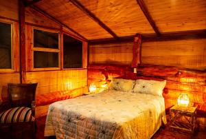 Postel nebo postele na pokoji v ubytování BAUMHAUS Cabañas rusticas con jacuzzi privado