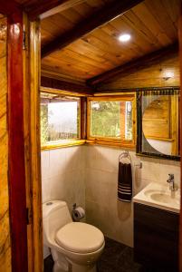 Koupelna v ubytování BAUMHAUS Cabañas rusticas con jacuzzi privado