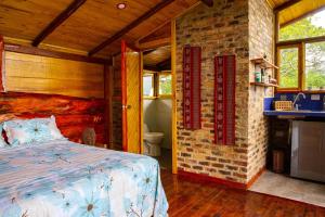 Kuchyň nebo kuchyňský kout v ubytování BAUMHAUS Cabañas rusticas con jacuzzi privado