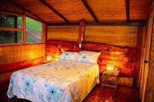Postel nebo postele na pokoji v ubytování BAUMHAUS Cabañas rusticas con jacuzzi privado