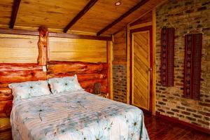 Postel nebo postele na pokoji v ubytování BAUMHAUS Cabañas rusticas con jacuzzi privado