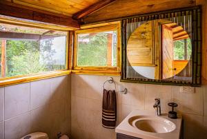 Koupelna v ubytování BAUMHAUS Cabañas rusticas con jacuzzi privado