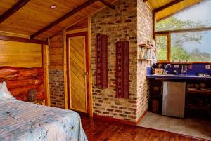 Kuchyň nebo kuchyňský kout v ubytování BAUMHAUS Cabañas rusticas con jacuzzi privado