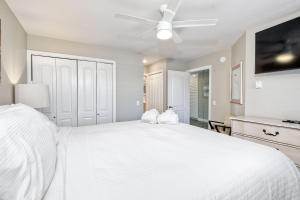 Ένα ή περισσότερα κρεβάτια σε δωμάτιο στο Oceanfront 1BR, Fully Furnished, Gated Parking
