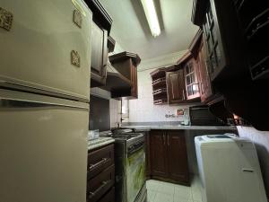 Dapur atau dapur kecil di Alexandria Downtown Apartment +16 gambar