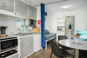 Emu Bay Holiday Homes tesisinde mutfak veya mini mutfak