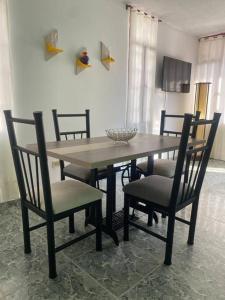 a dining room table with chairs and a bowl on it at Casa amplia con garaje in Fusagasuga