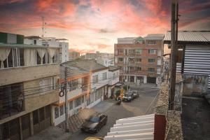 - une vue sur une rue de la ville avec des voitures et des bâtiments dans l'établissement Casa amplia con garaje, à Fusagasuga