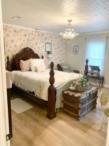um quarto com uma cama grande num quarto em Countryside Haven em Pickens