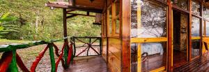 Balkón nebo terasa v ubytování BAUMHAUS Cabañas rusticas con jacuzzi privado