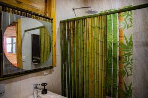 Koupelna v ubytování BAUMHAUS Cabañas rusticas con jacuzzi privado