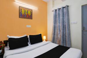 Cama ou camas em um quarto em OYO Hotel Malviya Nagar Inn